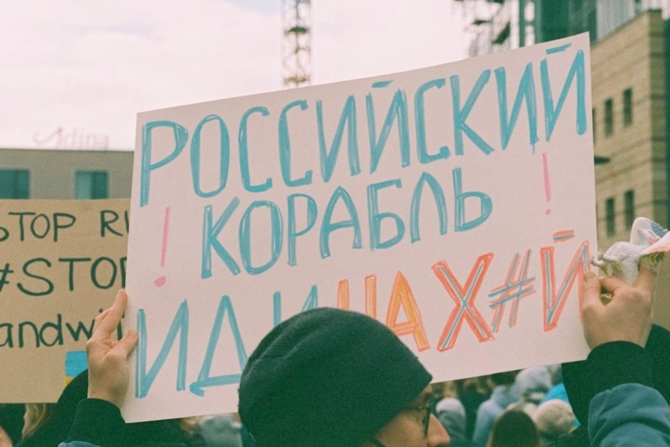 Demonstration against the war of aggression Russia against Ukraine. Leica M6 (1987), Summarit-M 2.5 75mm(2007). Hi-Res analog scan by www.urbanfilmlab.com – Konica VX 200 (expired)